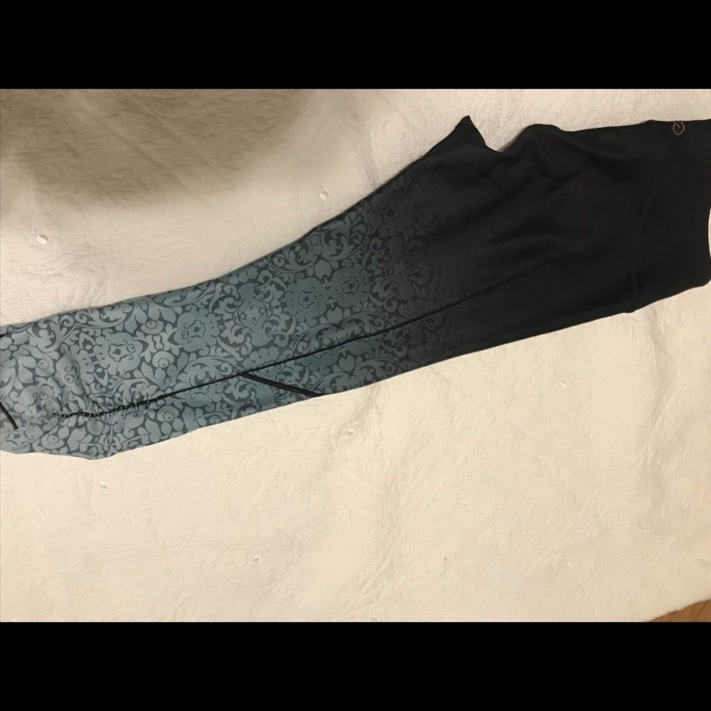 Blue ombré Capri leggings.